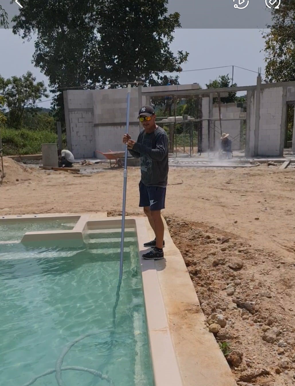 Reto bei der Poolreinigung